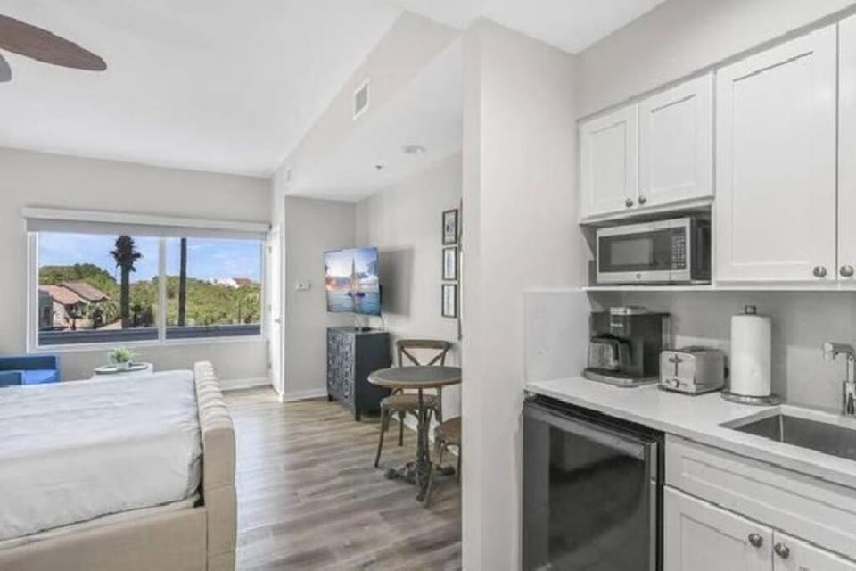 Coffee/tea facilities, Kitchen or kitchenette, Photo of the whole room, Bedroom, fireplace, minibar, toaster
