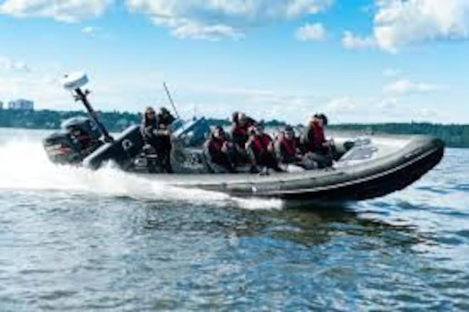 Havsnära Motorbåt 12 Cyklar 18+Beds VedBastu Hav! Villa in Stockholm County