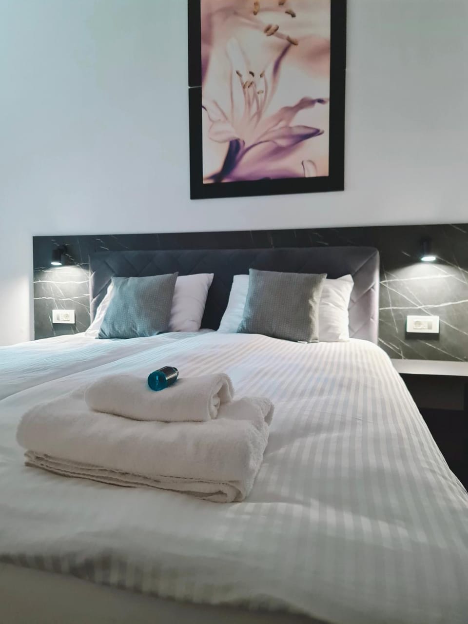 Bed, Bedroom, towels