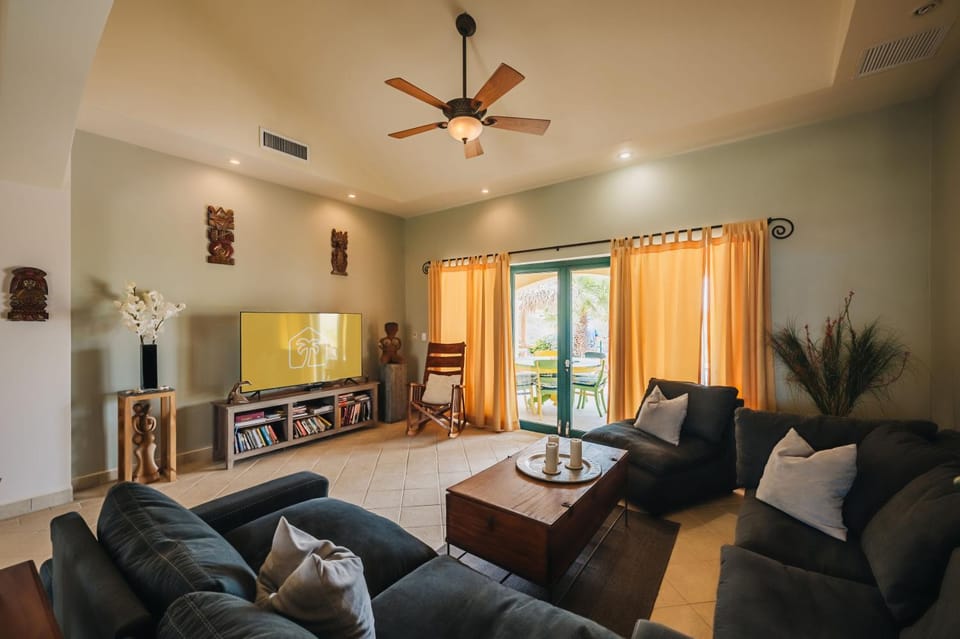 Communal lounge/ TV room, TV and multimedia, Living room, Seating area, Evening entertainment