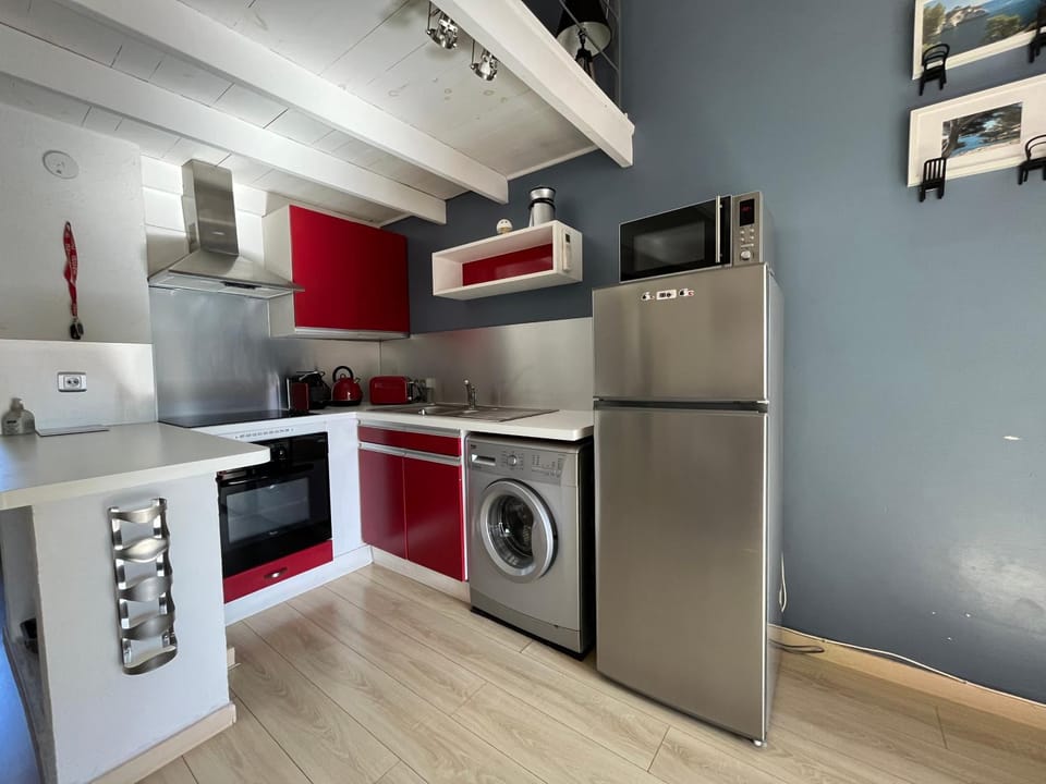 Kitchen or kitchenette, oven, stove, washing machine