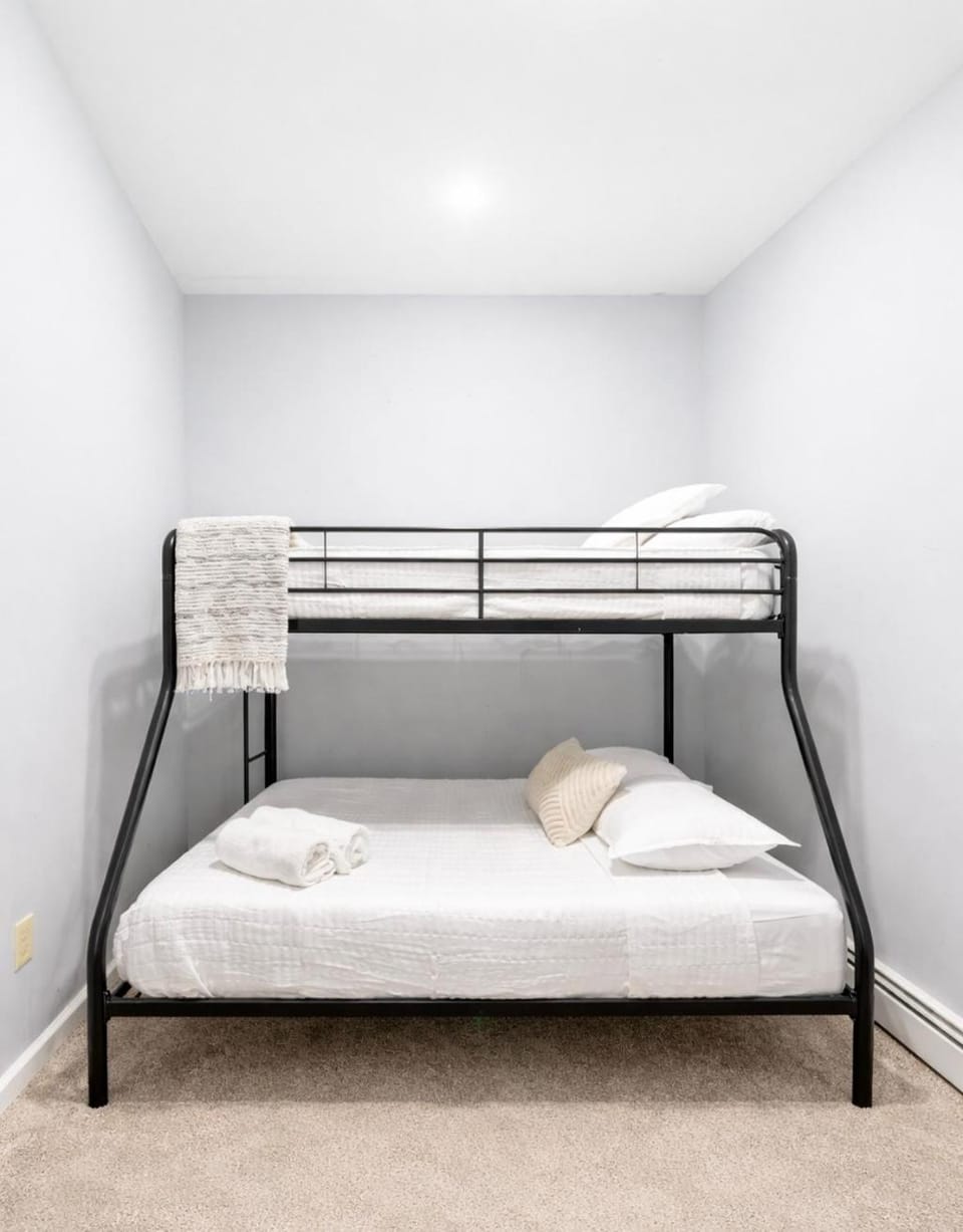 Cozy up with me! Longer stays! Free parking Apartment in Watervliet