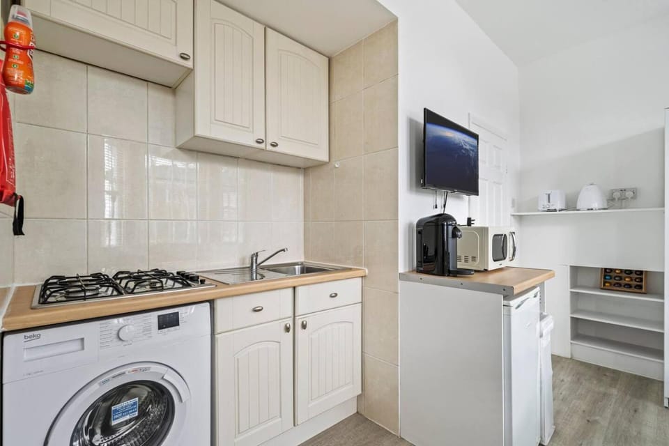Coffee/tea facilities, Kitchen or kitchenette, oven, stove, washing machine, dryer