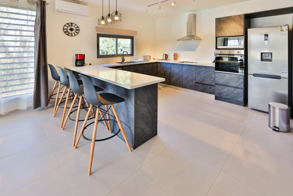 Kitchen or kitchenette, Dining area, minibar, pet friendly
