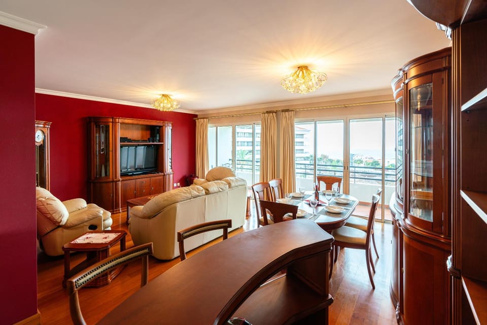 Communal lounge/ TV room, TV and multimedia, Living room, Dining area