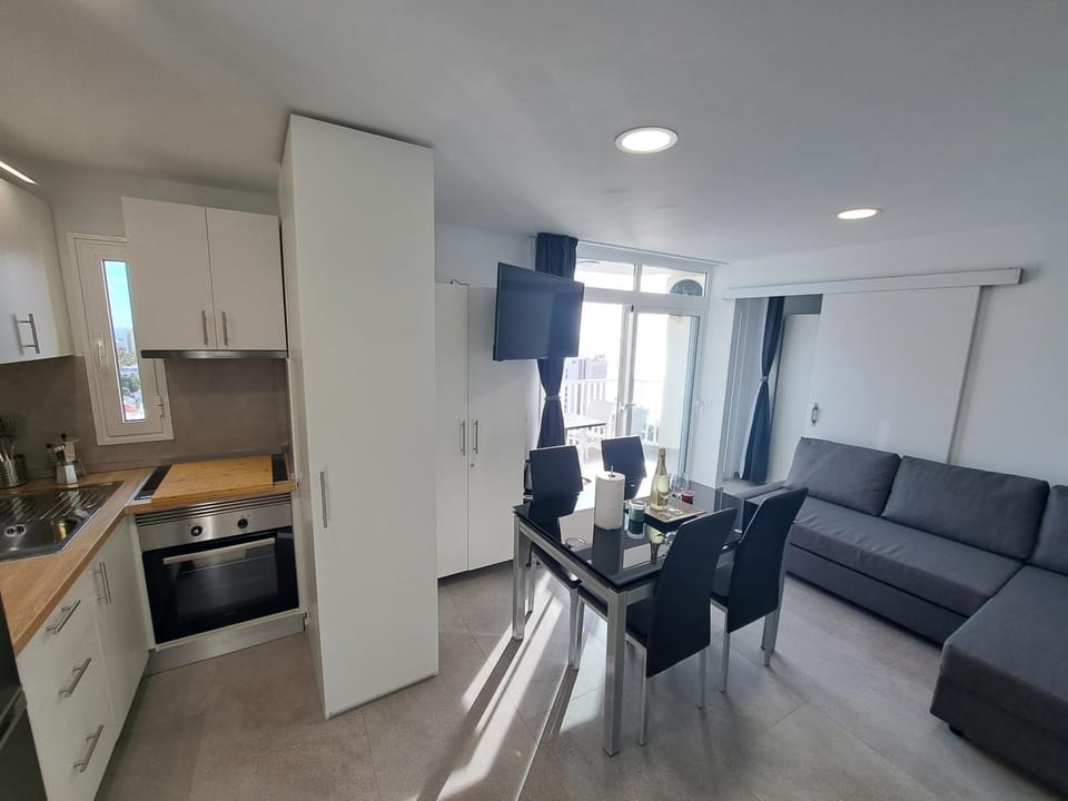 Kitchen or kitchenette, Living room, Seating area, Dining area, minibar, pet friendly
