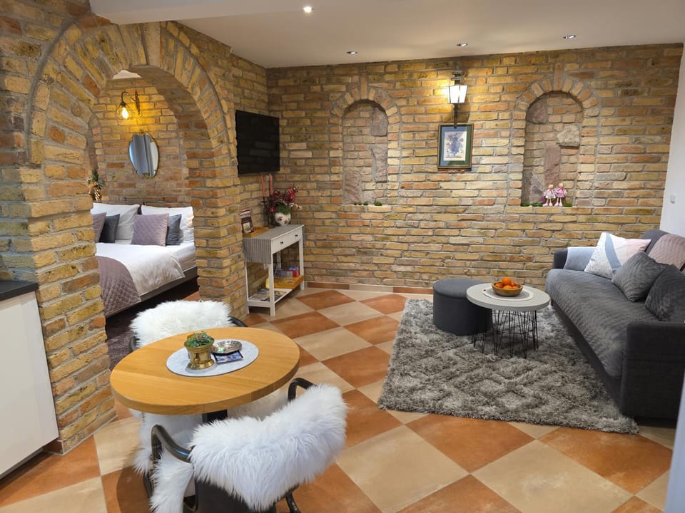 Bed, TV and multimedia, Living room, Seating area, Bedroom