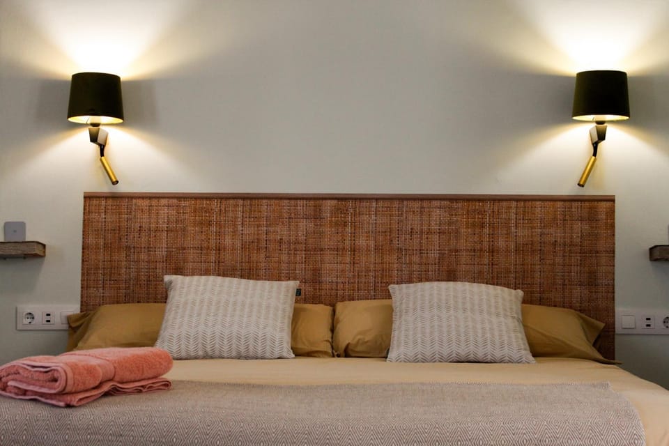 Bed, Photo of the whole room, Seating area, Bedroom