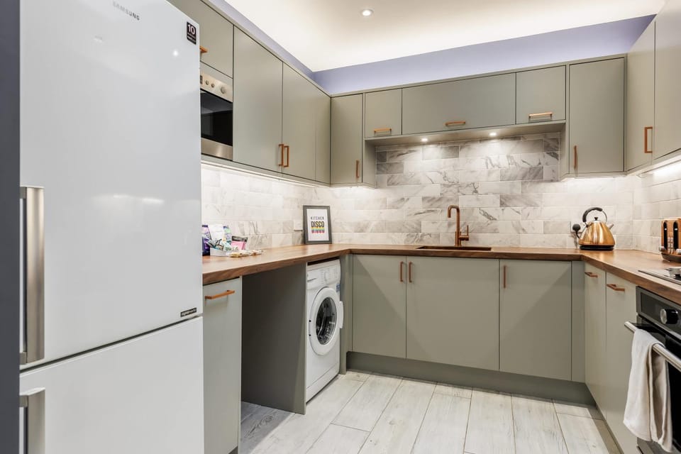 Cobalt Cove - 10-Minute Walk to Ashley Cross Apartment in Poole