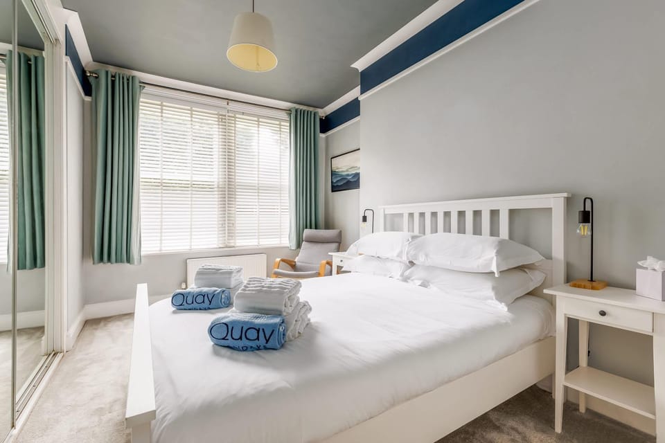 Cobalt Cove - 10-Minute Walk to Ashley Cross Apartment in Poole