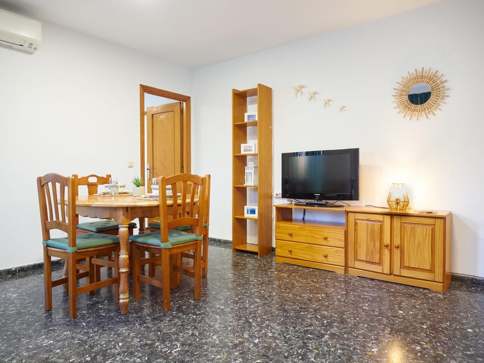 Communal lounge/ TV room, TV and multimedia, Seating area, Dining area, internet, air conditioner