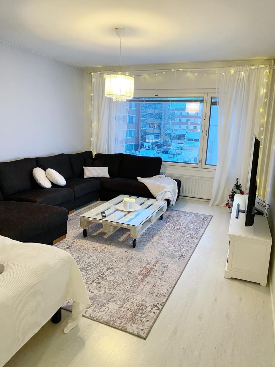 Bed, TV and multimedia, Seating area
