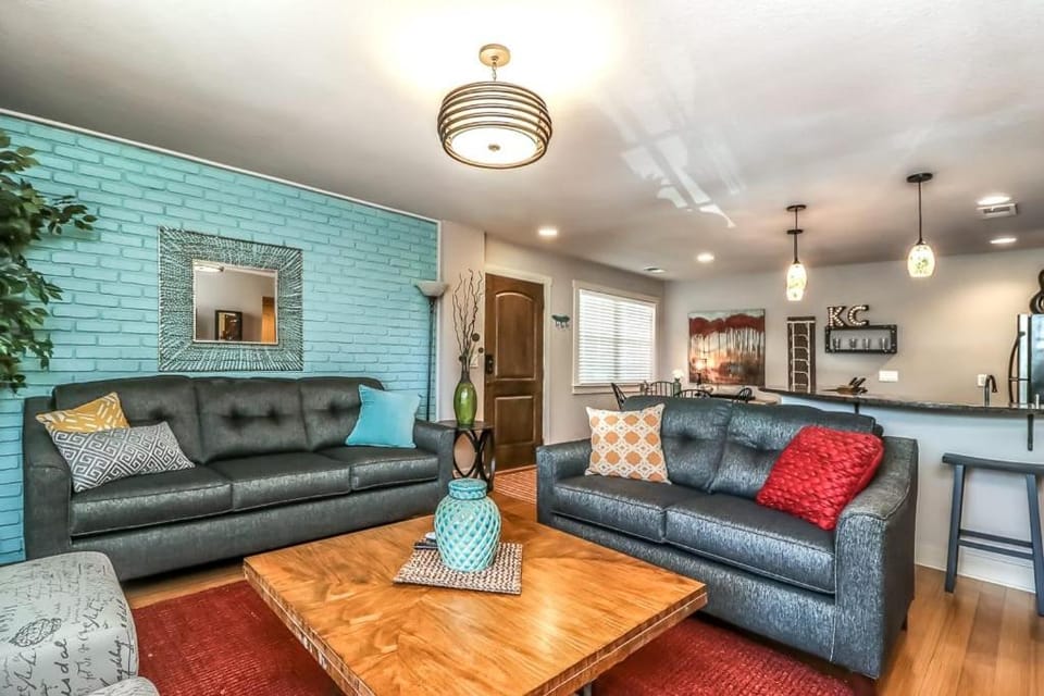 Amazing Locale 2KingBR 1BTH House in West Plaza