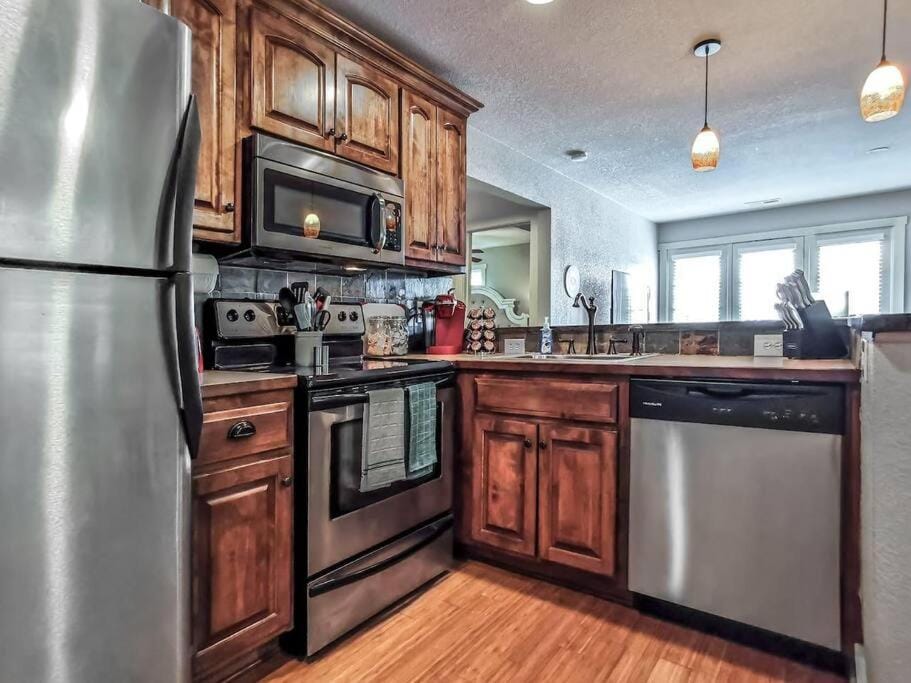Amazing Locale 2KingBR 1BTH House in West Plaza