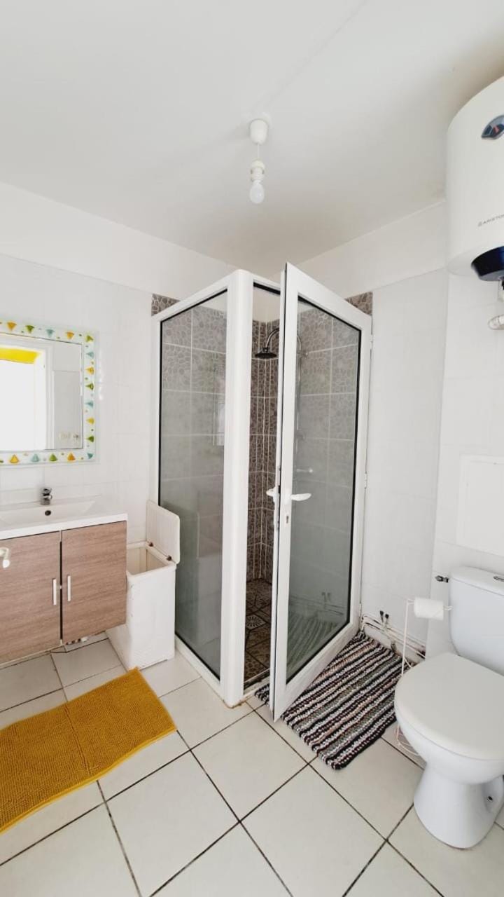 Shower, Toilet, Bathroom, towels