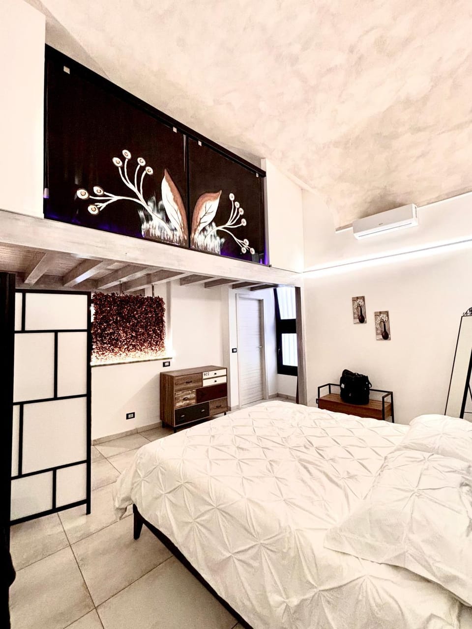 Bed, Photo of the whole room, Bedroom, air conditioner