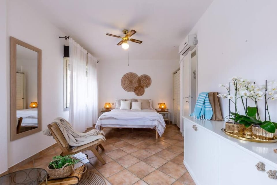 Bed, Photo of the whole room, Bedroom, fireplace, towels, wardrobe, air conditioner