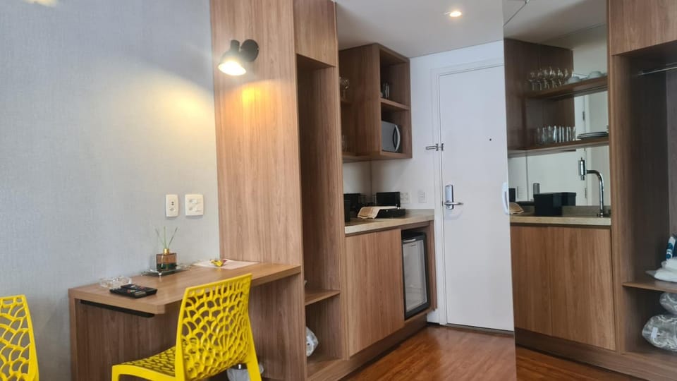 Coffee/tea facilities, Kitchen or kitchenette, Dining area, minibar, oven