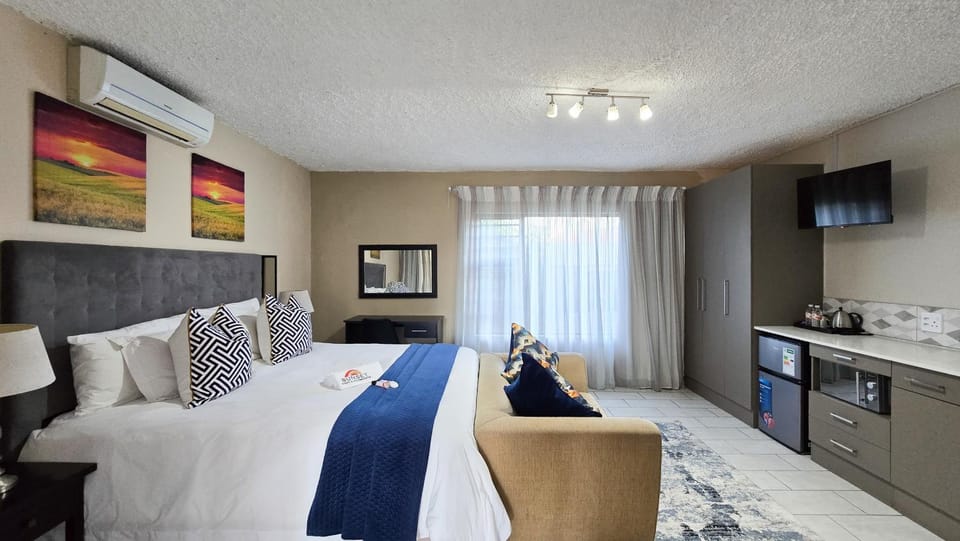 Bed, TV and multimedia, Kitchen or kitchenette, Photo of the whole room, Seating area, Bedroom, Swimming pool, minibar, stove, towels, air conditioner
