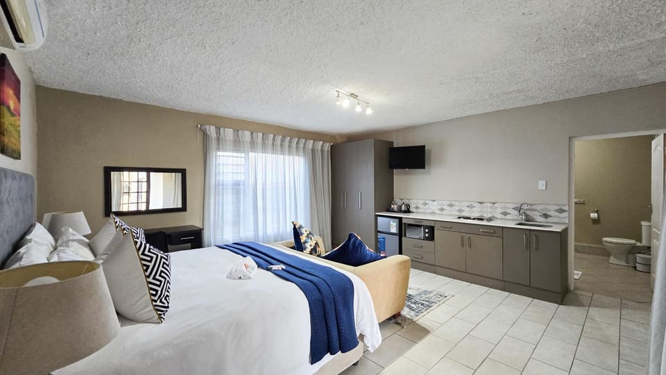 Toilet, Bed, Bathroom, TV and multimedia, Kitchen or kitchenette, Photo of the whole room, Seating area, Bedroom, towels, wardrobe