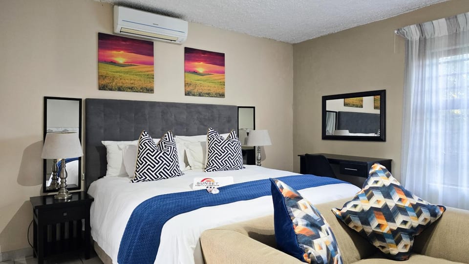 Bed, Photo of the whole room, Decorative detail, Bedroom, air conditioner