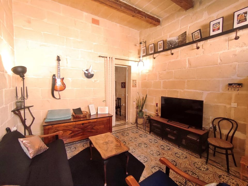 TV and multimedia, Living room, Seating area, Evening entertainment