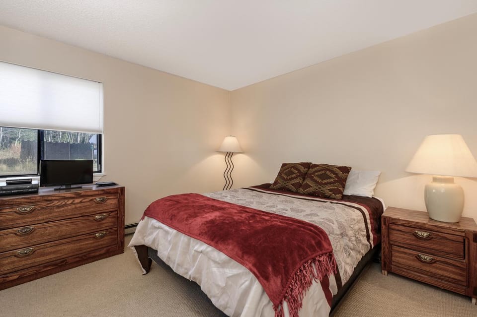 Bed, TV and multimedia, Bedroom, furniture