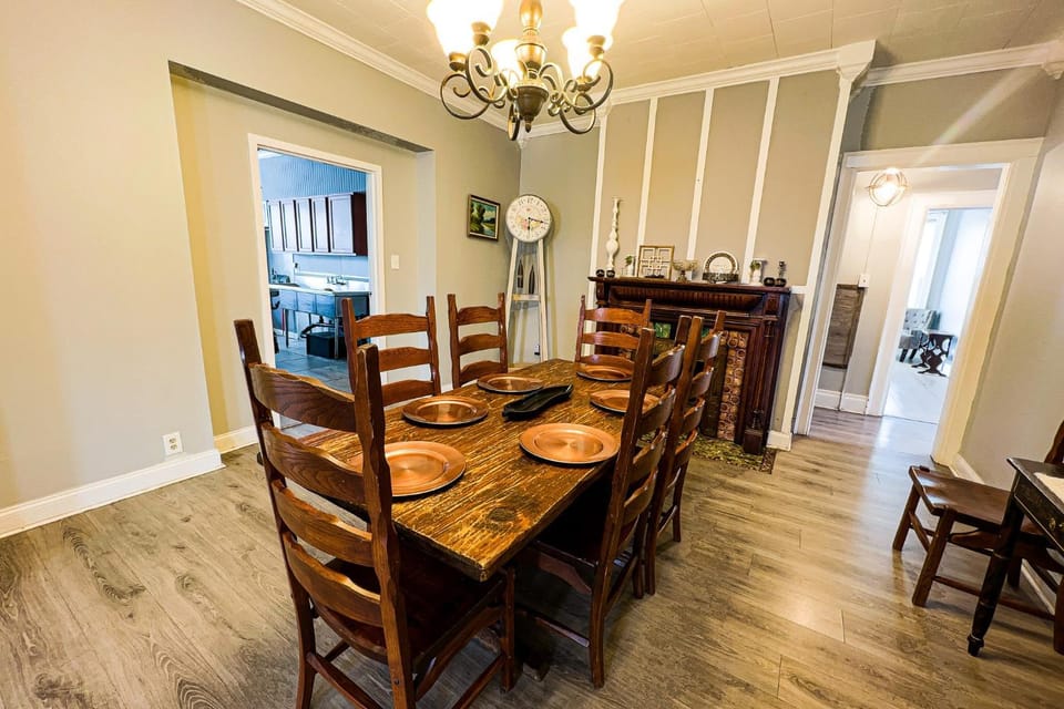 Unique Large 9BR House with 3 Bath Close to the falls House in Niagara Falls