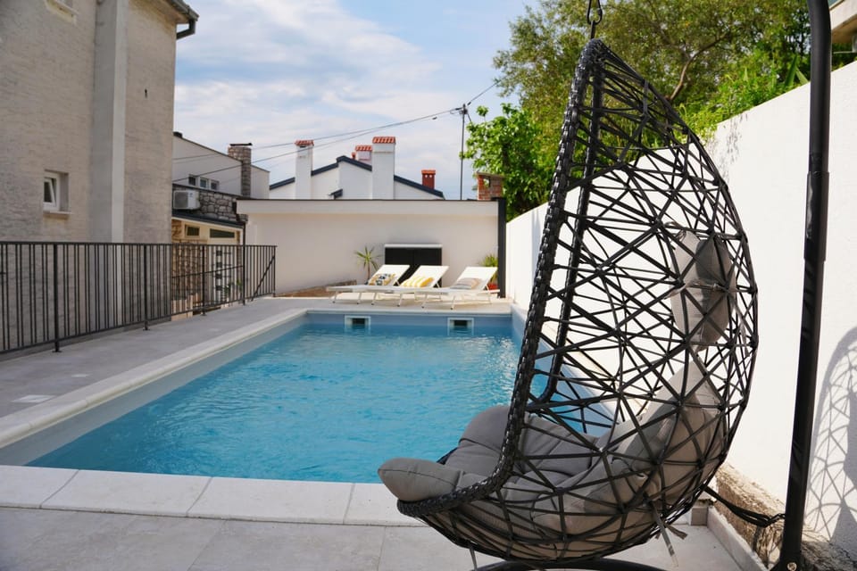 Swimming pool, sunbed