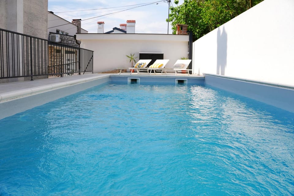Day, Swimming pool, sunbed
