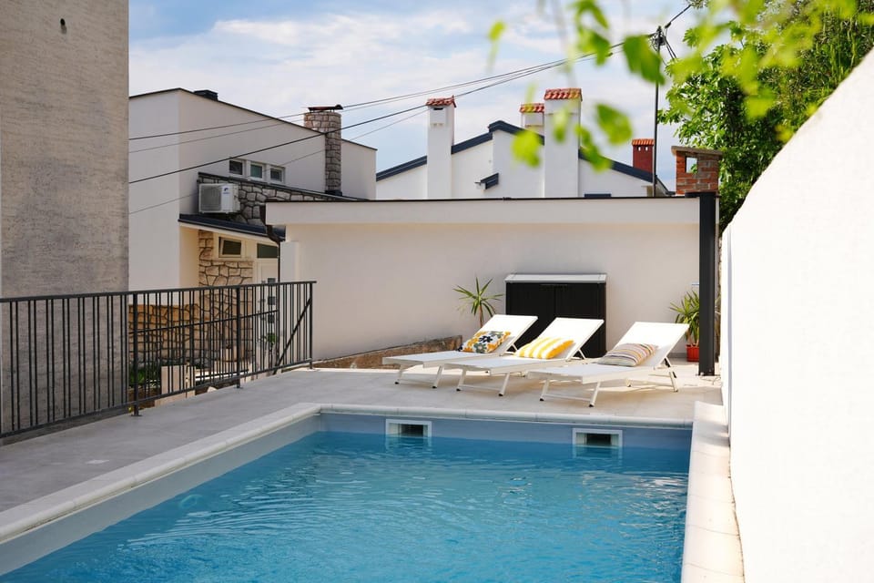 Day, Swimming pool, sunbed