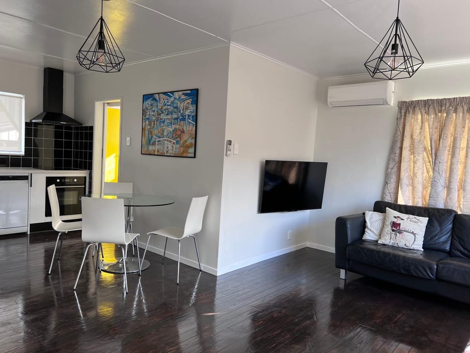 Communal lounge/ TV room, TV and multimedia, Kitchen or kitchenette, Living room, Seating area, Dining area, Evening entertainment, air conditioner