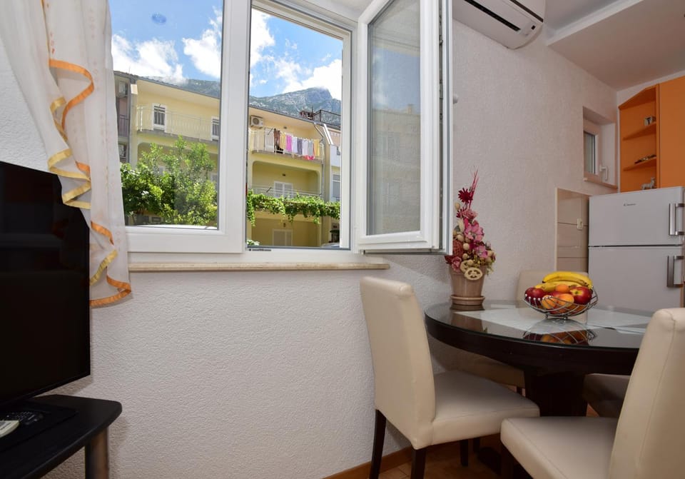 Kitchen or kitchenette, Living room, Seating area, air conditioner