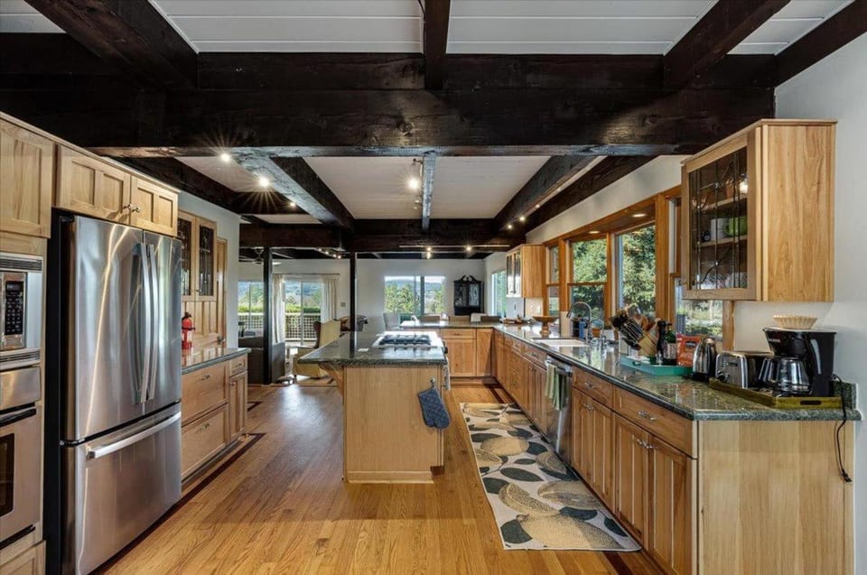 Farmhouse With Pool, Hot Tub And Tastings Included House in Windsor