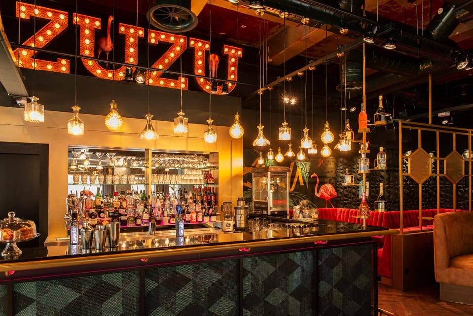 Restaurant/places to eat, Lounge or bar, Food and drinks