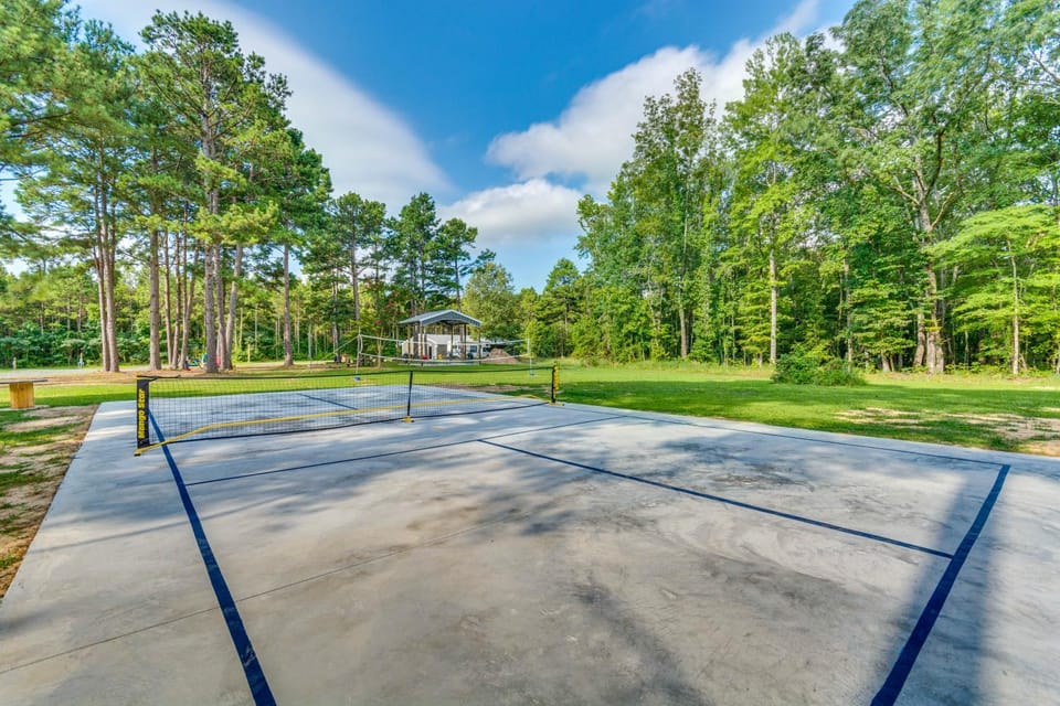 Higden Studio w/ Shared Patio, Yard Games, Grills! Apartment in Greers Ferry Lake
