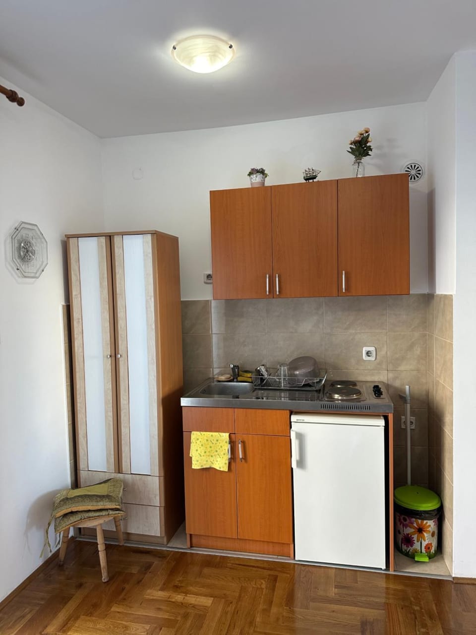 Kitchen or kitchenette, oven, stove