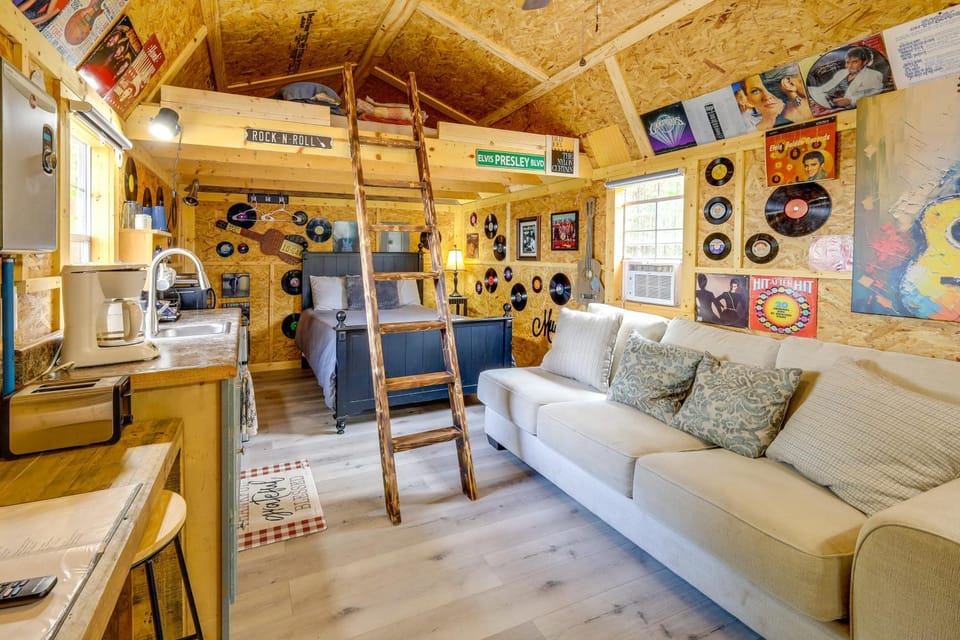Tree-Lined Higden Retreat: Close to Parks + Trails House in Greers Ferry Lake