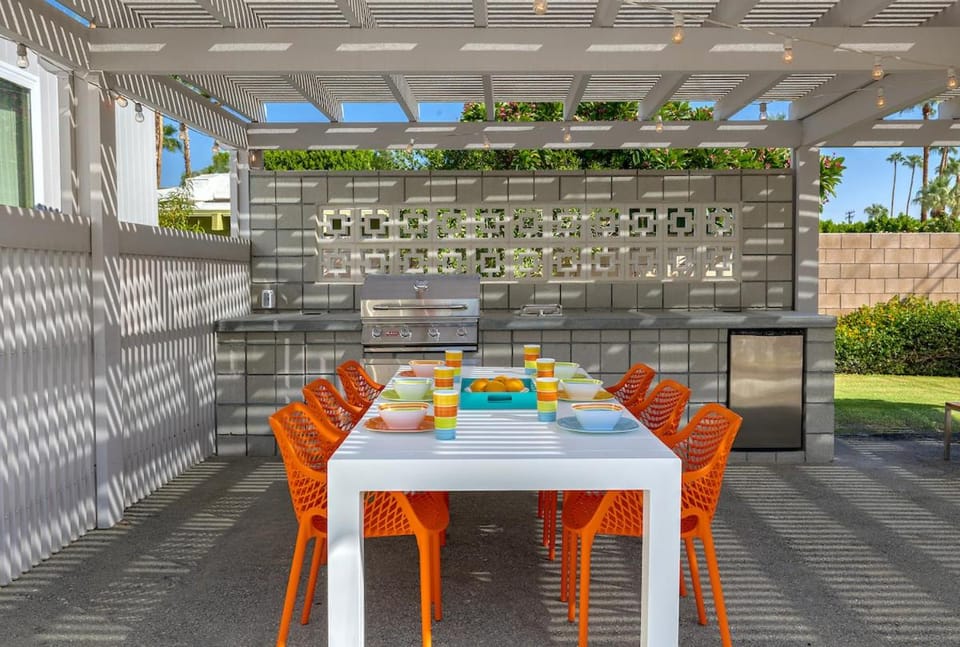 On The Rox- Luxury Refreshing Mid-Century Mod- Pool, Spa, Firepit, Outdoor Kitchen & More House in Palm Springs