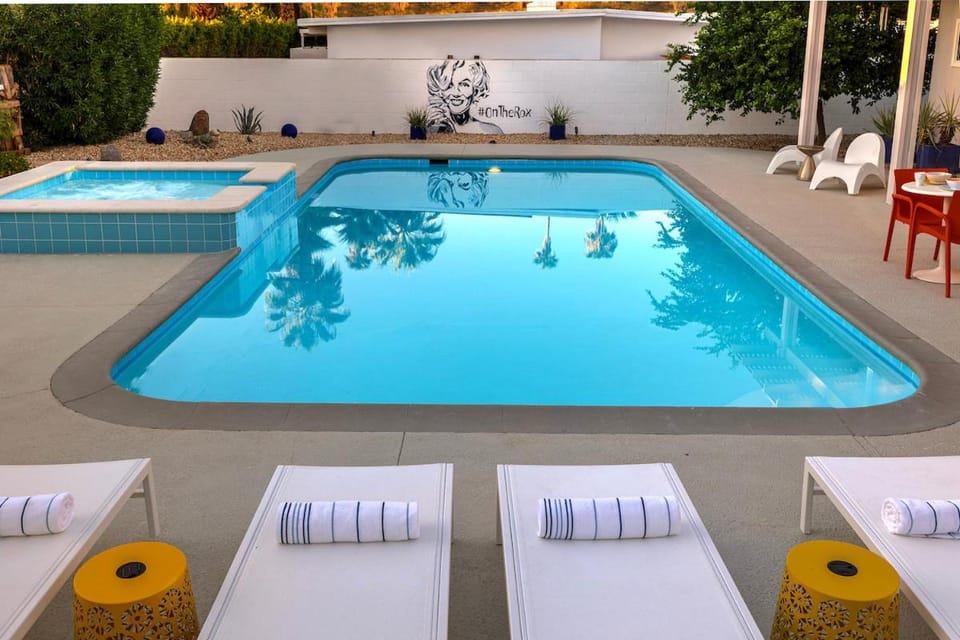 On The Rox- Luxury Refreshing Mid-Century Mod- Pool, Spa, Firepit, Outdoor Kitchen & More House in Palm Springs
