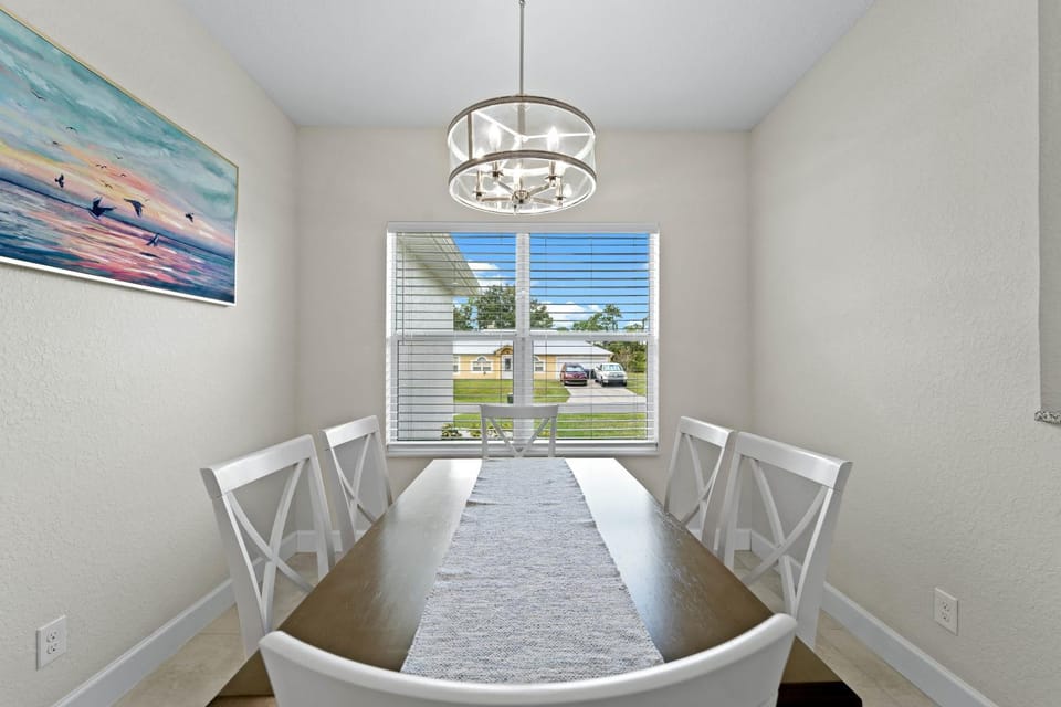 Modern Heated Pool Home Close To Downtown Shopping House in North Port
