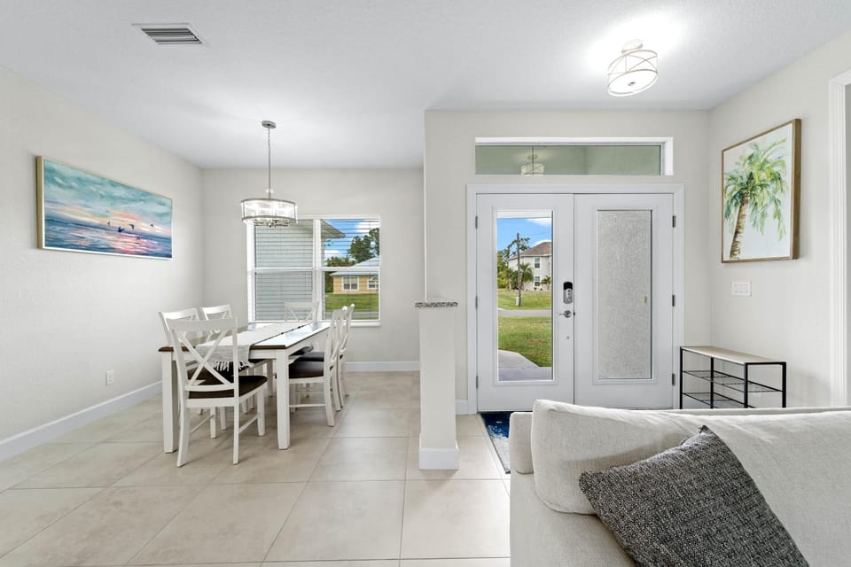 Modern Heated Pool Home Close To Downtown Shopping House in North Port