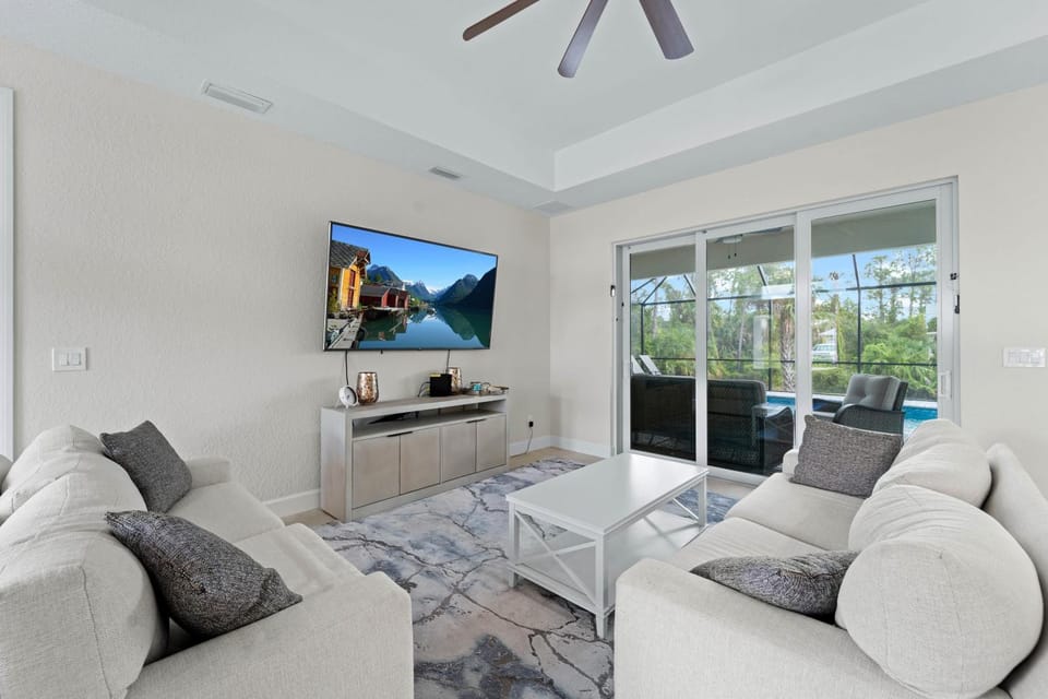 Modern Heated Pool Home Close To Downtown Shopping House in North Port