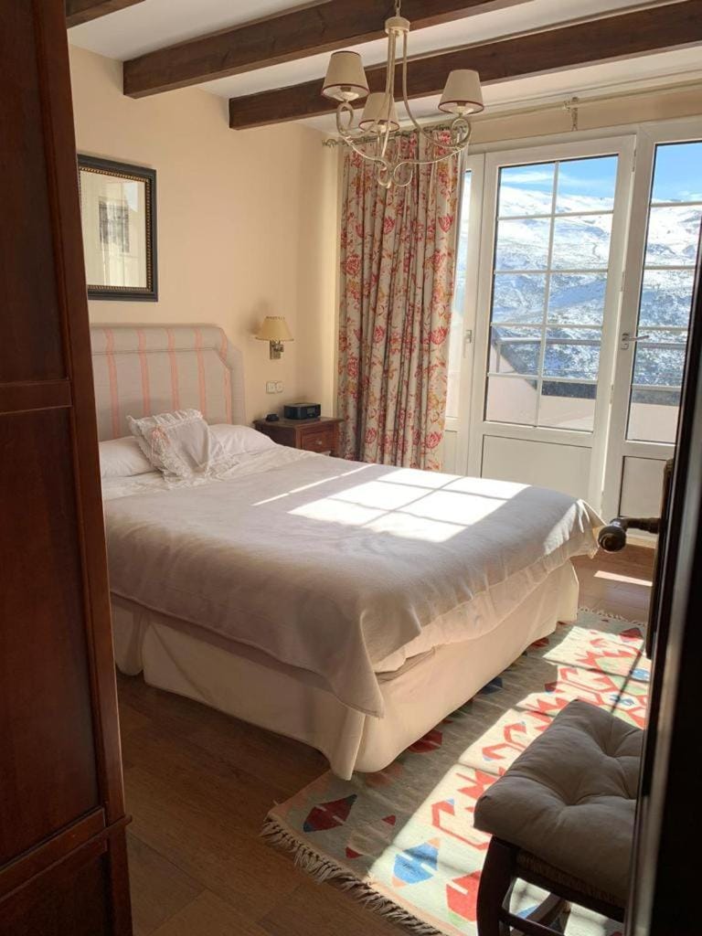 Bedroom, Mountain view