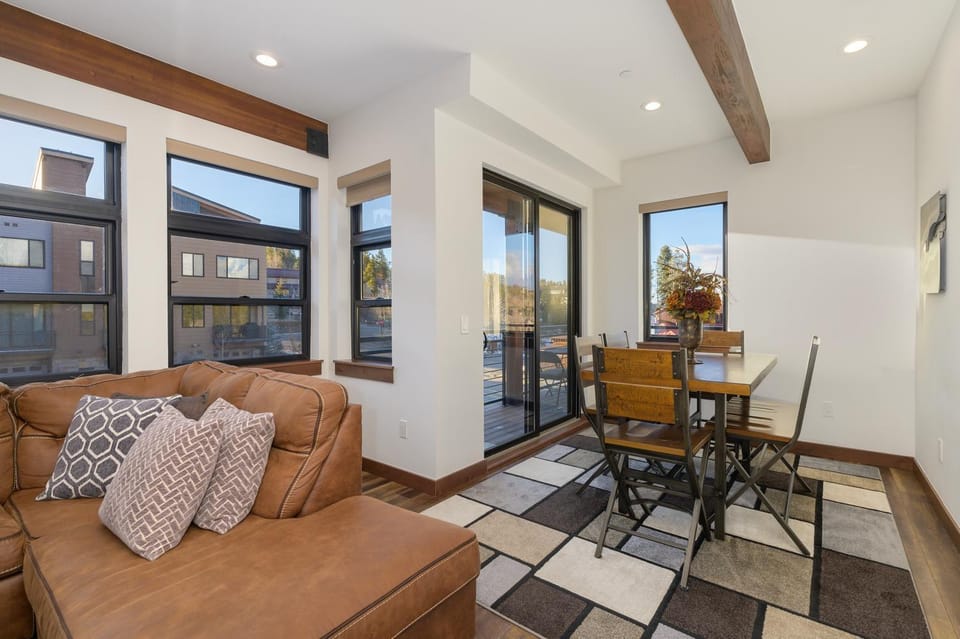 Balcony/Terrace, Living room, Seating area, Dining area, furniture