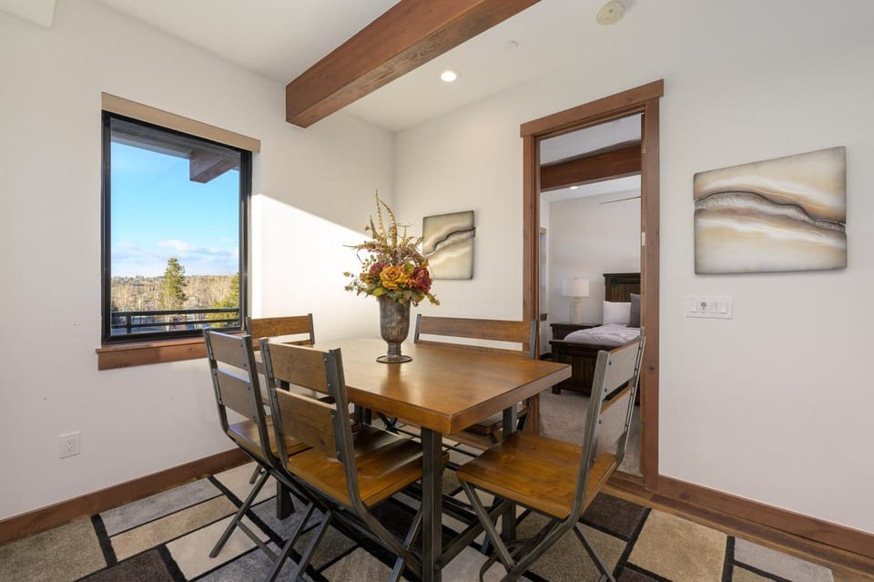 View (from property/room), Seating area, Dining area, Mountain view, furniture