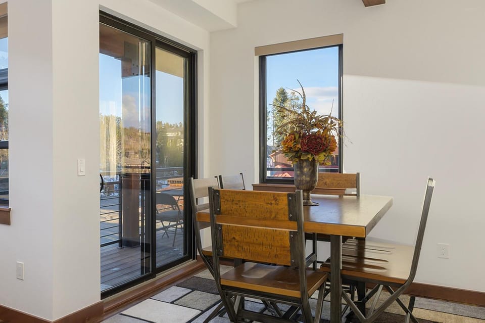 View (from property/room), Balcony/Terrace, Seating area, Dining area, furniture