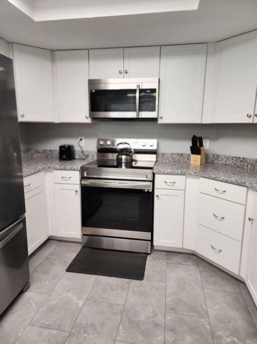 Kitchen or kitchenette, minibar, stove