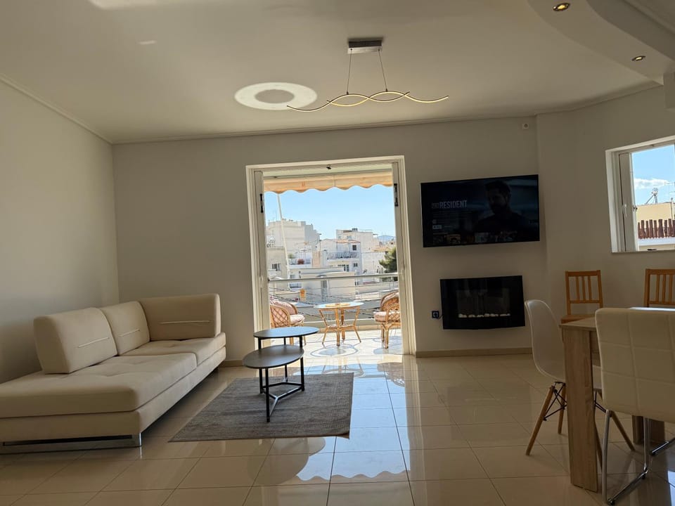 Communal lounge/ TV room, TV and multimedia, Living room, Seating area, Dining area, Evening entertainment