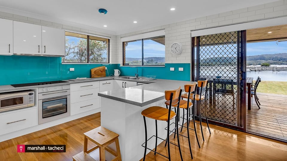 View (from property/room), Kitchen or kitchenette, Dining area, Sea view, dishwasher, microwave, oven, stove